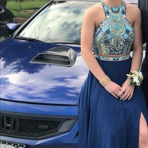 I’m selling a beautiful prom dress!!